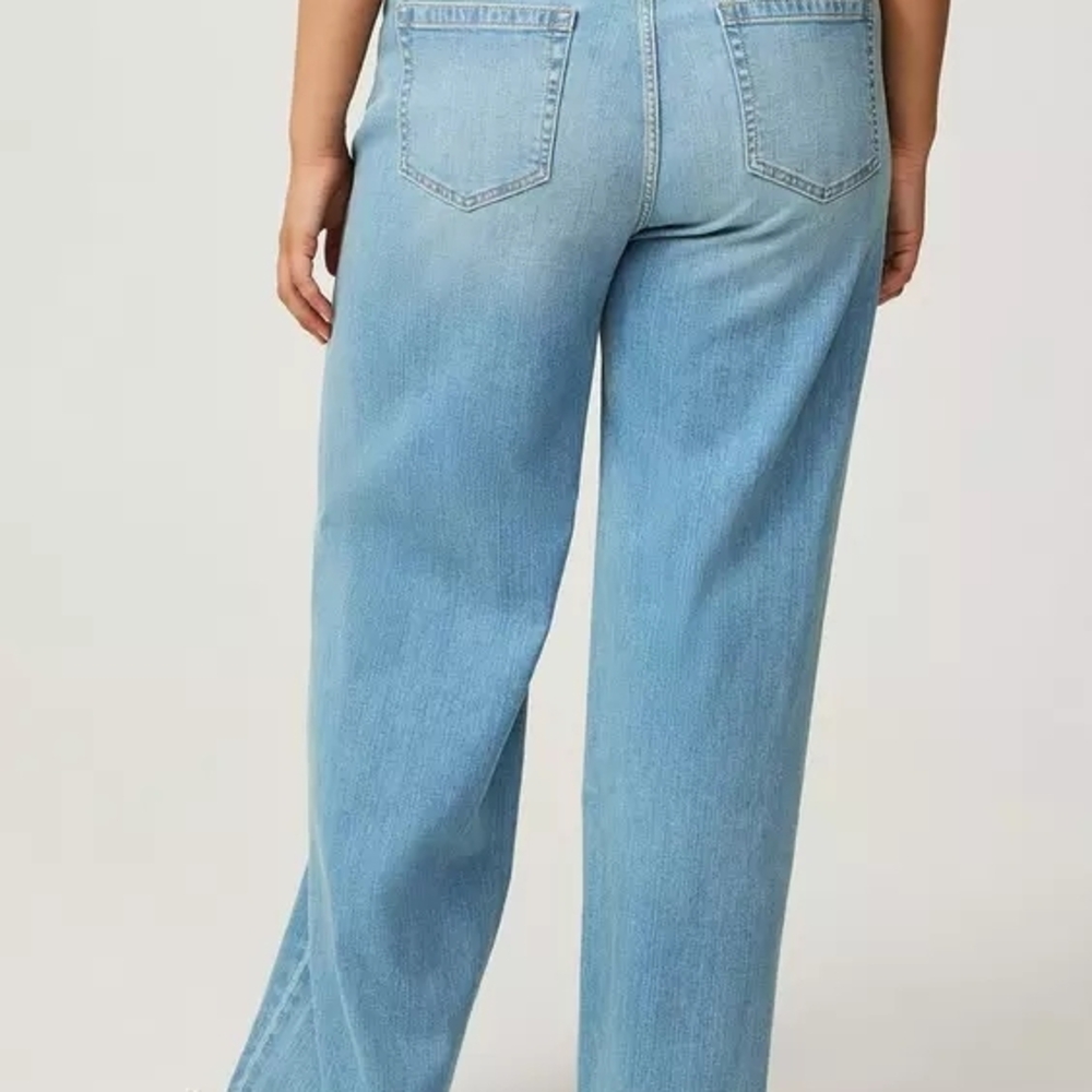 torrid Light Wash Straight-Leg Jeans with Knee Rips - Picture 5 of 9